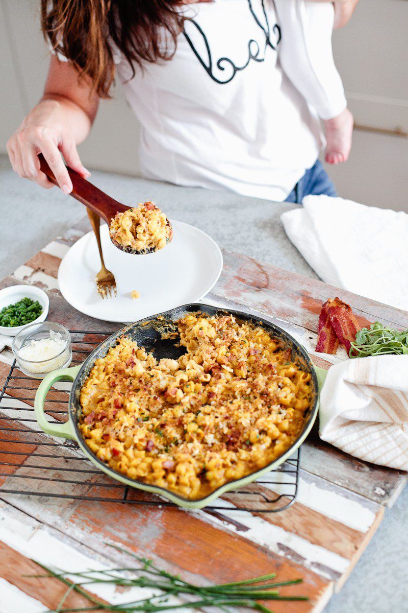 A deliciously creamy pumpkin bacon mac and cheese recipe is a perfect mix of flavors and a great ONE POT DISH for a weeknight dinner.