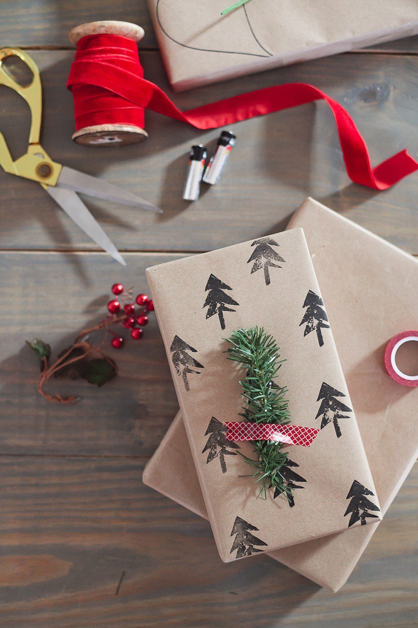 Save time and money with this easy and simple Christmas gift wrap hack! Gift wrapping ideas you can't miss, like using a potato to stamp your customized design. 