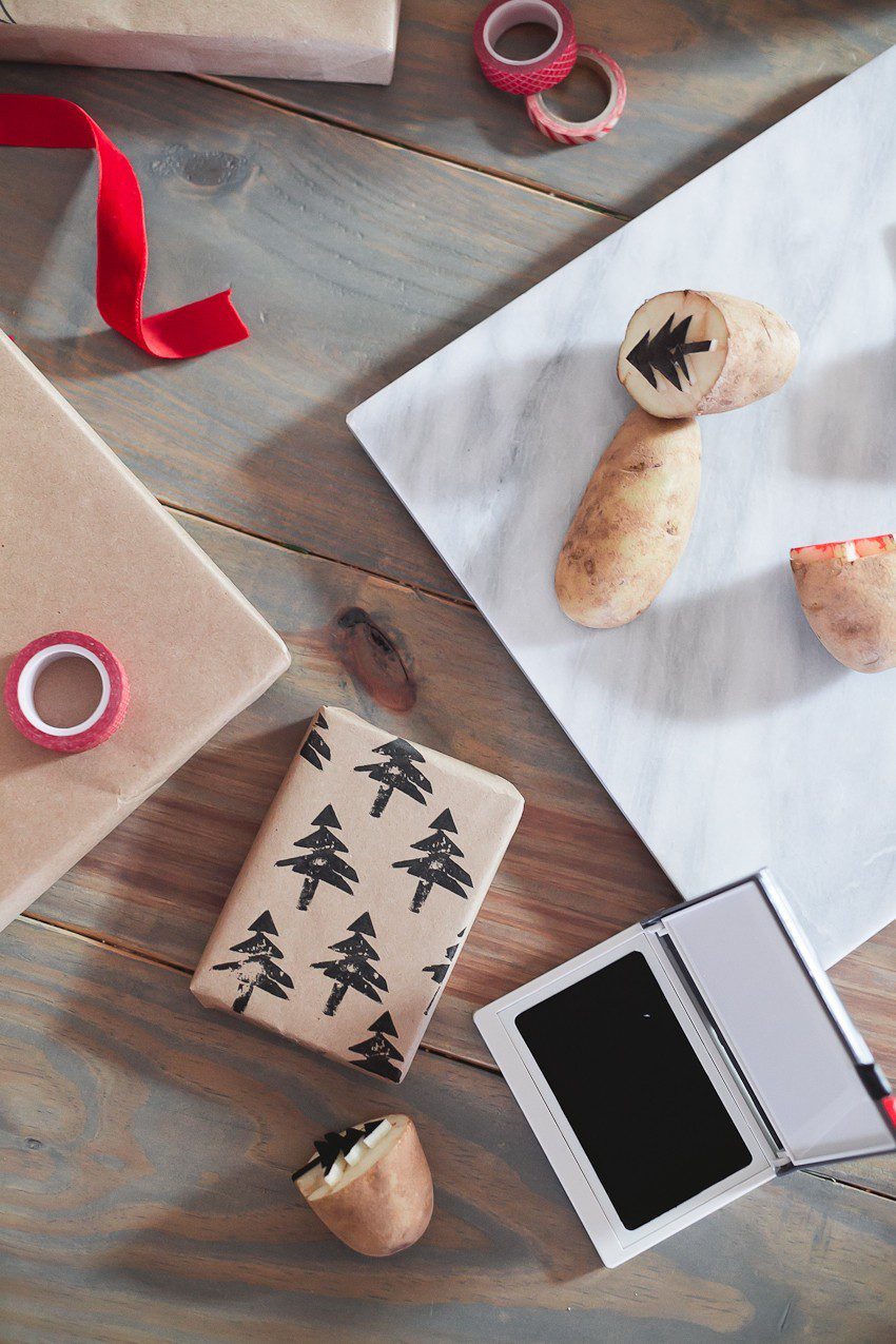 Save time and money with this easy and simple Christmas gift wrap hack! Gift wrapping ideas you can't miss, like using a potato to stamp your customized design. 