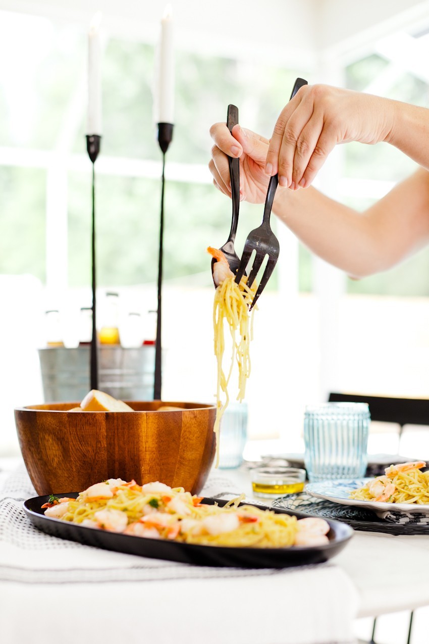 Summer Recipe: Simple Sizzling Shrimp Scampi and easy summer tablescape for entertaining featured by popular Florida lifestyle blogger Fresh Mommy Blog