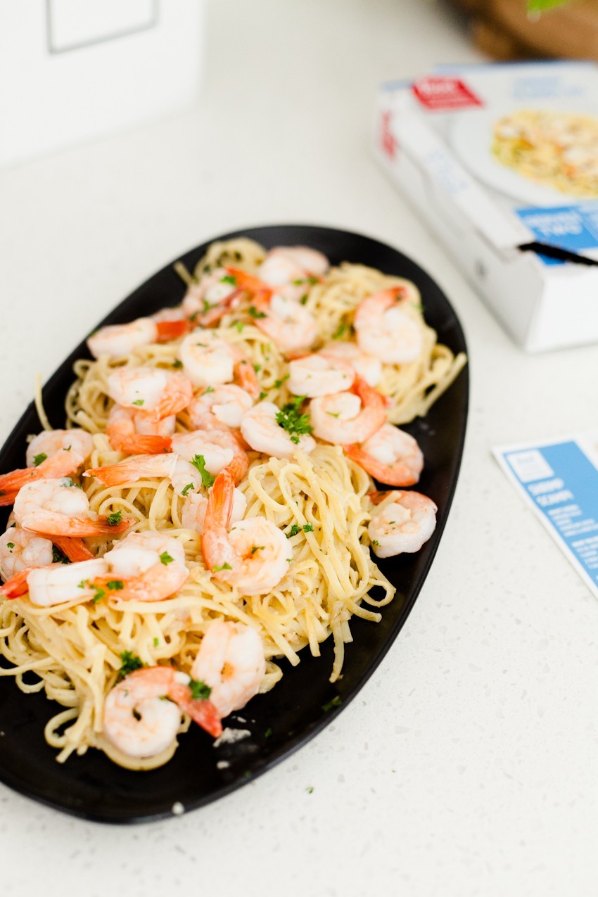 Summer Recipe: Simple Sizzling Shrimp Scampi and easy summer tablescape for entertaining featured by popular Florida lifestyle blogger Fresh Mommy Blog