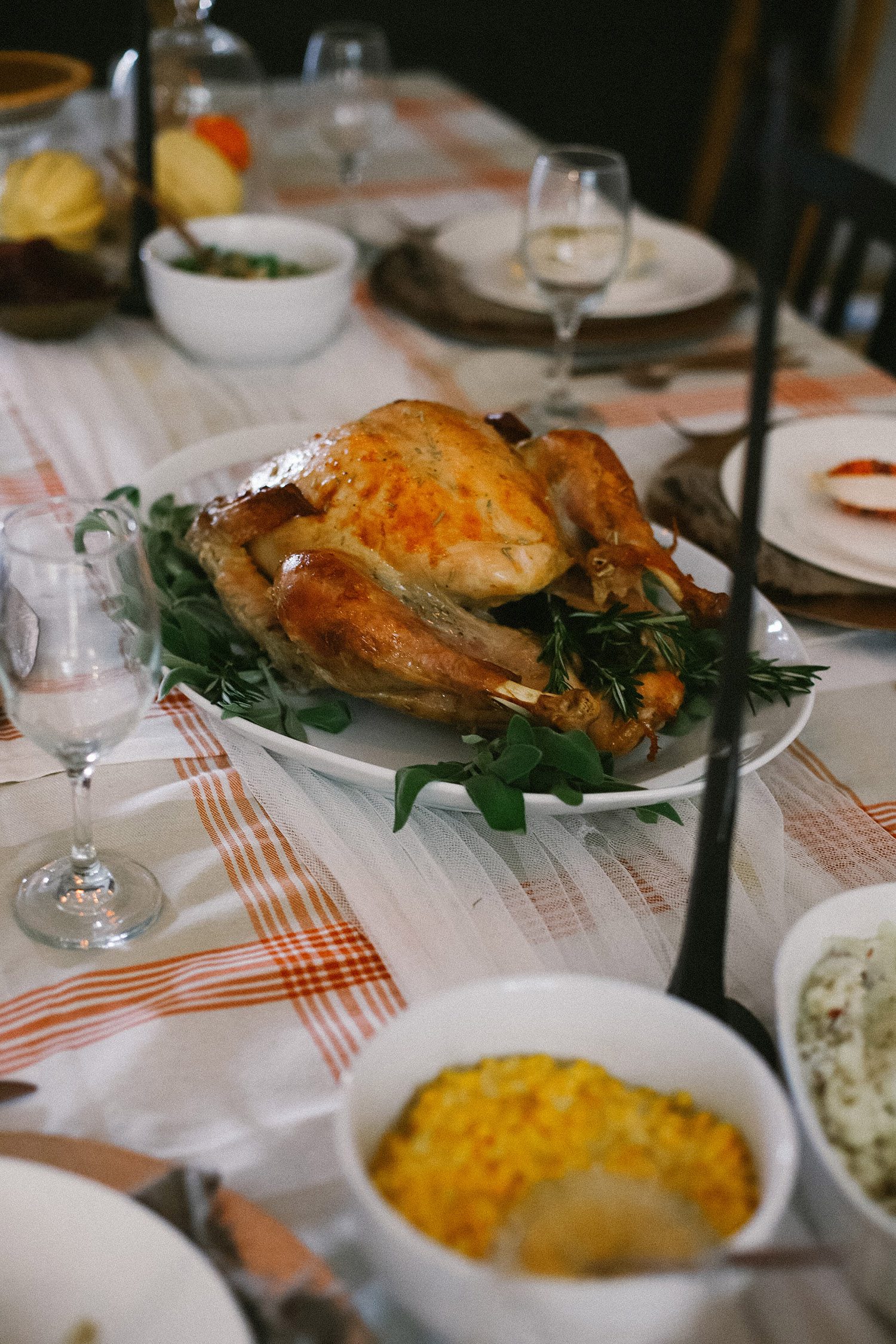 5 Reasons Why We Buy Our Thanksgiving Dinner Online - And The Best One To Get! Thanksgiving Decor, how to create a simple cozy Thanksgiving table from Tabitha Blue of Fresh Mommy Blog