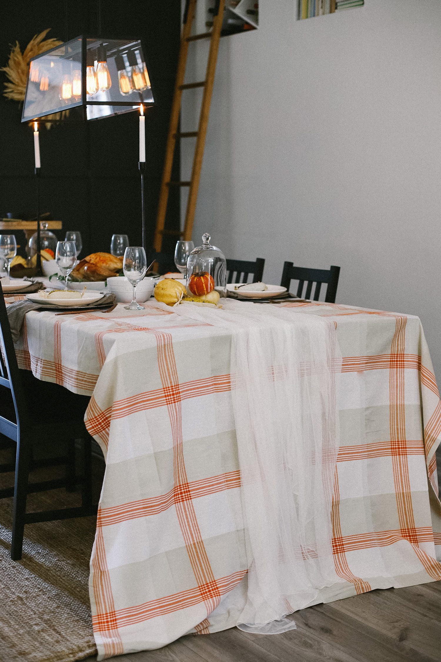 5 Reasons Why We Buy Our Thanksgiving Dinner Online - And The Best One To Get! Thanksgiving Decor, how to create a simple cozy Thanksgiving table from Tabitha Blue of Fresh Mommy Blog