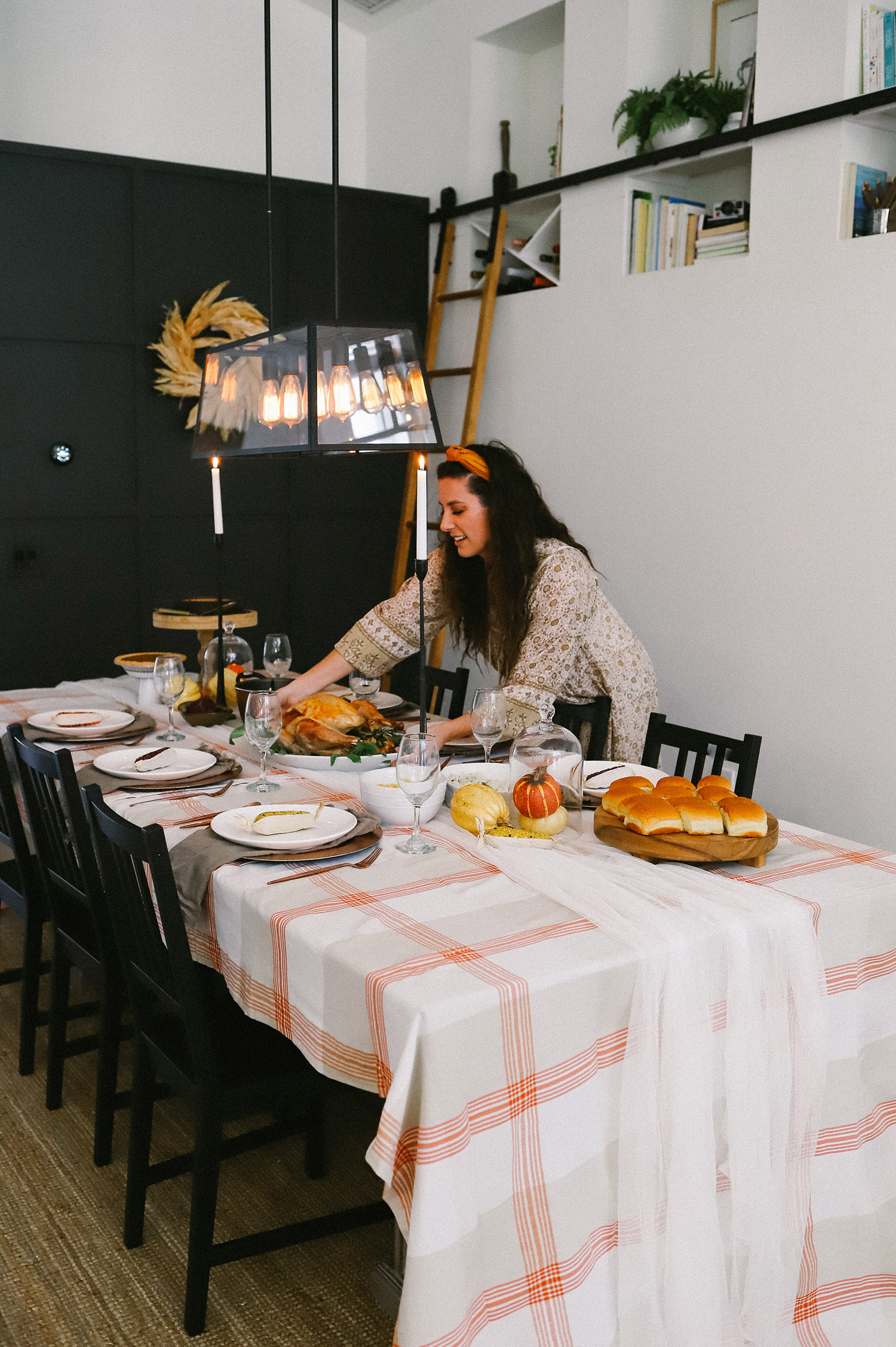 5 Reasons Why We Buy Our Thanksgiving Dinner Online - And The Best One To Get! Thanksgiving Decor, how to create a simple cozy Thanksgiving table from Tabitha Blue of Fresh Mommy Blog