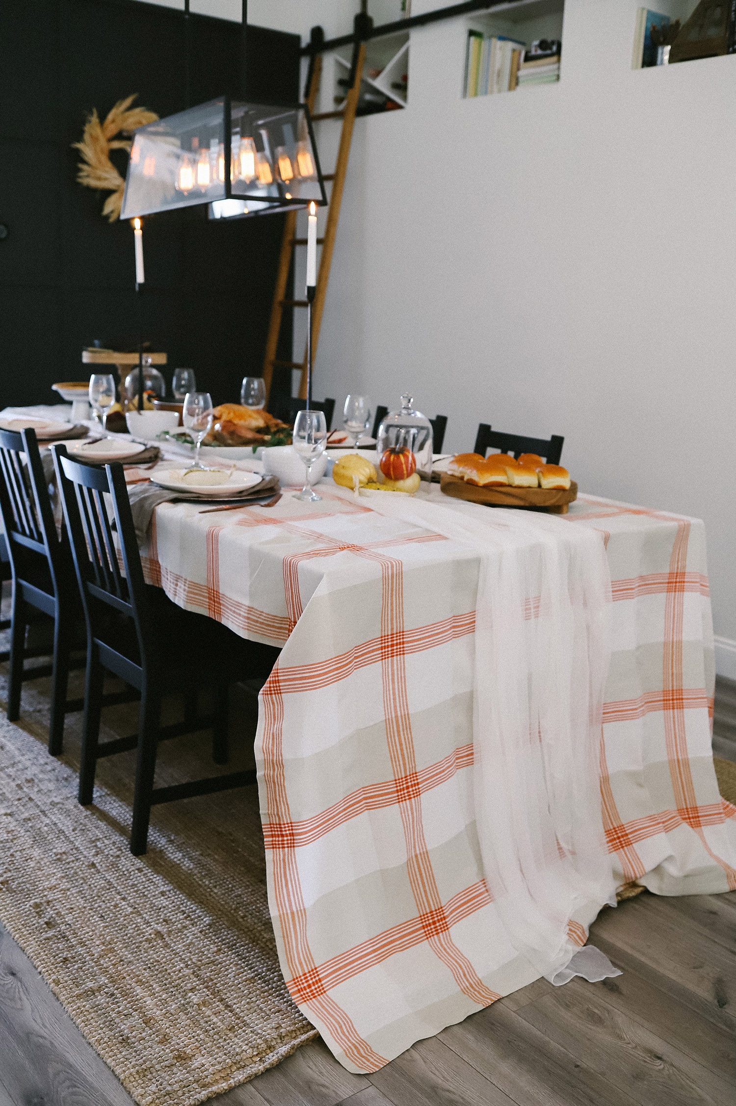 5 Reasons Why We Buy Our Thanksgiving Dinner Online - And The Best One To Get! Thanksgiving Decor, how to create a simple cozy Thanksgiving table from Tabitha Blue of Fresh Mommy Blog
