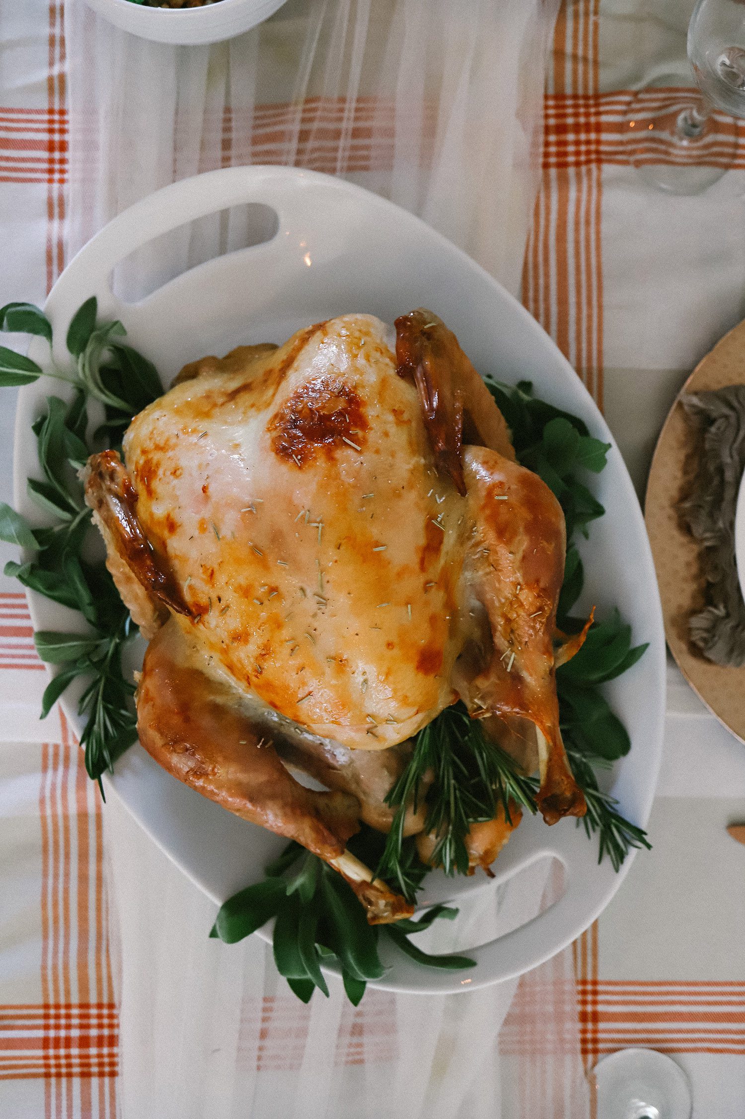 5 Reasons Why We Buy Our Thanksgiving Dinner Online - And The Best One To Get! Thanksgiving Decor, how to create a simple cozy Thanksgiving table from Tabitha Blue of Fresh Mommy Blog