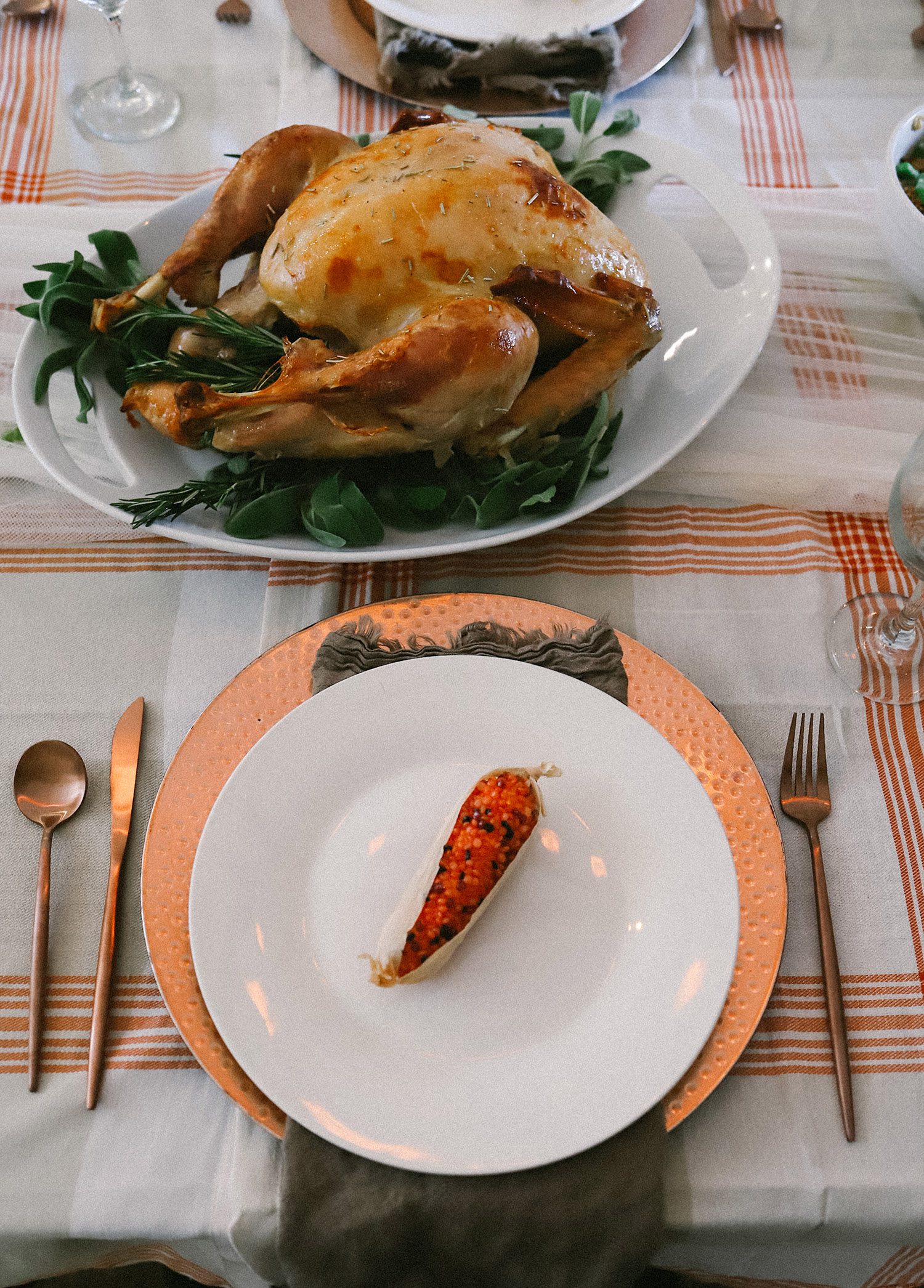 5 Reasons Why We Buy Our Thanksgiving Dinner Online - And The Best One To Get! Thanksgiving Decor, how to create a simple cozy Thanksgiving table from Tabitha Blue of Fresh Mommy Blog