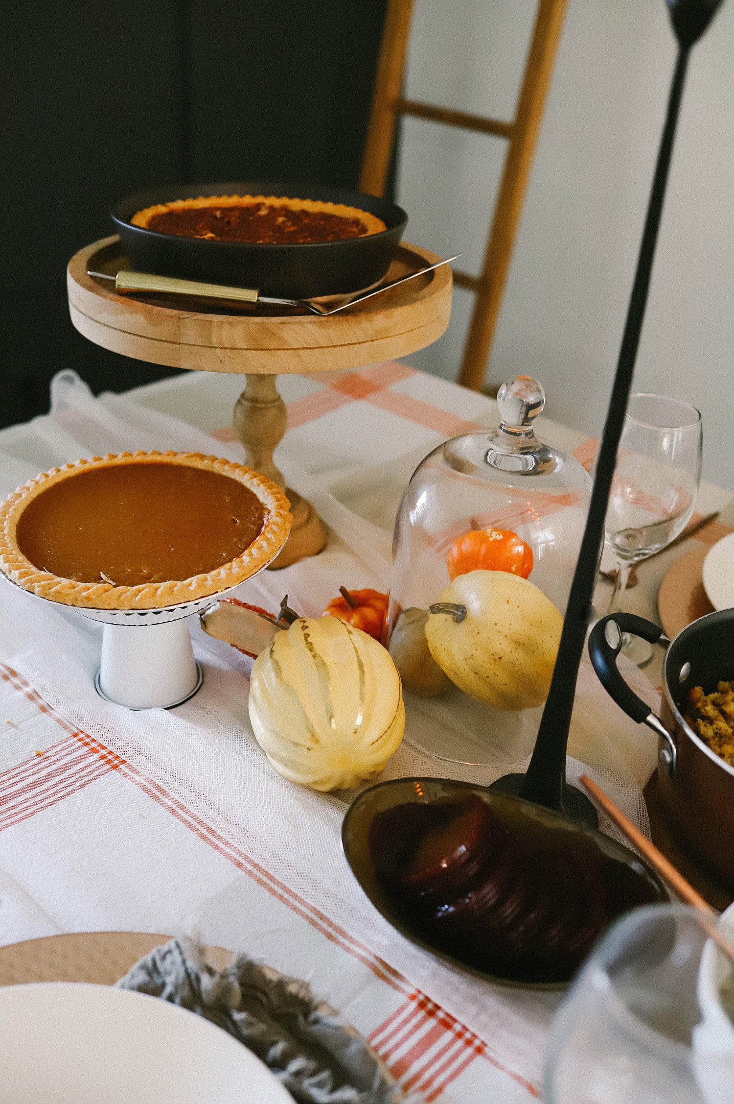 5 Reasons Why We Buy Our Thanksgiving Dinner Online - And The Best One To Get! Thanksgiving Decor, how to create a simple cozy Thanksgiving table from Tabitha Blue of Fresh Mommy Blog